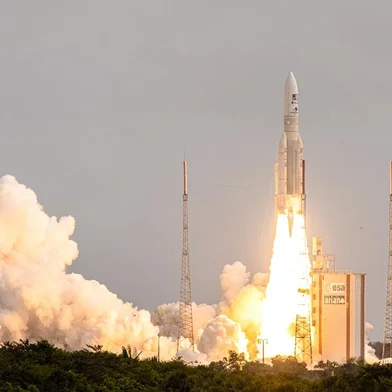 This photograph taken on April 14, 2023, shows Arianespace's Ariane 5 rocket lifting off from its launchpad, at the Guiana Space Center in Kourou, French Guiana. - The European Space Agency's JUICE mission to explore Jupiter's icy, ocean-bearing moons will again try to blast off on April 14, 2023, a day after the first launch attempt was called off due to the threat of lightning. (Photo by Jody AMIET / AFP)Editoria: SCILocal: KourouIndexador: JODY AMIETSecao: space programmeFonte: AFPFotógrafo: STR<!-- NICAID(15402547) -->