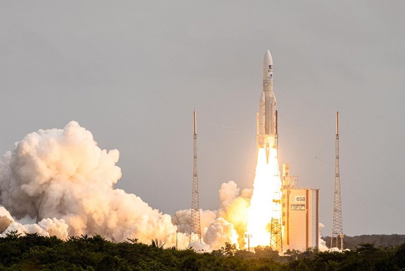 This photograph taken on April 14, 2023, shows Arianespace's Ariane 5 rocket lifting off from its launchpad, at the Guiana Space Center in Kourou, French Guiana. - The European Space Agency's JUICE mission to explore Jupiter's icy, ocean-bearing moons will again try to blast off on April 14, 2023, a day after the first launch attempt was called off due to the threat of lightning. (Photo by Jody AMIET / AFP)Editoria: SCILocal: KourouIndexador: JODY AMIETSecao: space programmeFonte: AFPFotógrafo: STR<!-- NICAID(15402547) -->