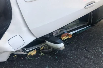 Ao tentar arrumar pudins, motorista capota o carro na zona norte de Porto Alegre<!-- NICAID(14979729) -->