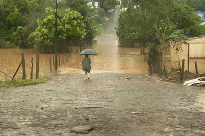Centenas de famílias estão sem energia elétrica em Iraí, no norte do Estado, desde a noite de segunda-feira (16),<!-- NICAID(15573089) -->