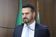 Na manhã desta quarta-feira de Ano Novo, dia 1º de janeiro de 2025, os vereadores eleitos na cidade tomaram posse na Câmara Municipal de Viamão – CMV para a 19ª Legislatura. Os parlamentares também elegeram a Mesa Diretora que comandará os trabalhos legislativos neste ano, e que será presidida pelo vereador Rodrigo Pox – Podemos. O prefeito eleito Rafael Bortoletti – PSDB e o vice-prefeito, Maninho Fauri – PSDB, também foram empossados no plenário Tapir Rocha.