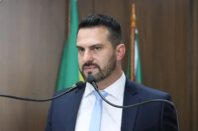 Na manhã desta quarta-feira de Ano Novo, dia 1º de janeiro de 2025, os vereadores eleitos na cidade tomaram posse na Câmara Municipal de Viamão – CMV para a 19ª Legislatura. Os parlamentares também elegeram a Mesa Diretora que comandará os trabalhos legislativos neste ano, e que será presidida pelo vereador Rodrigo Pox – Podemos. O prefeito eleito Rafael Bortoletti – PSDB e o vice-prefeito, Maninho Fauri – PSDB, também foram empossados no plenário Tapir Rocha.