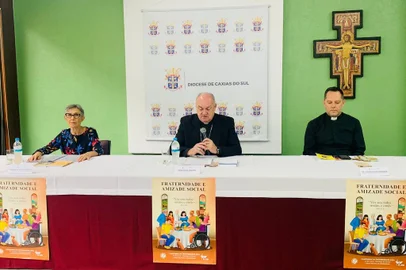 Da esquerda para a direita Maria Beatriz Vargas - atua no ministério de formação da Renovação Carismática Católica (RCC). Ao centro Dom José Gislon - Bispo Diocesano de Caxias do Sul e a direita Pe. Leonardo Inácio Pereira - Vigário geral e Coordenador de Pastoral da Diocese de Caxias do Sul<!-- NICAID(15678756) -->