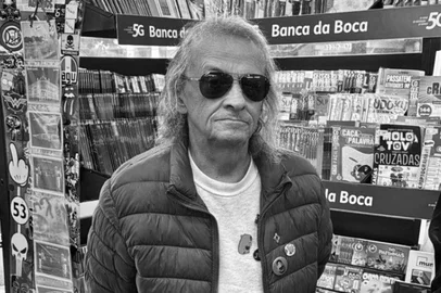 Morreu na tarde desta terça-feira (15) Luiz Carlos Chacon de Oliveira, sósia do cantor Roberto Carlos há mais de 50 anos.Nascido em Mallet, se tornou figura conhecida no Centro de Curitiba. Ele era jornalista, radialista, ator e artista circense e foi também um dos moradores mais célebres do Edifício Tijucas.<!-- NICAID(16018253) -->