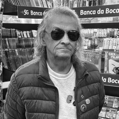 Morreu na tarde desta terça-feira (15) Luiz Carlos Chacon de Oliveira, sósia do cantor Roberto Carlos há mais de 50 anos.Nascido em Mallet, se tornou figura conhecida no Centro de Curitiba. Ele era jornalista, radialista, ator e artista circense e foi também um dos moradores mais célebres do Edifício Tijucas.<!-- NICAID(16018253) -->
