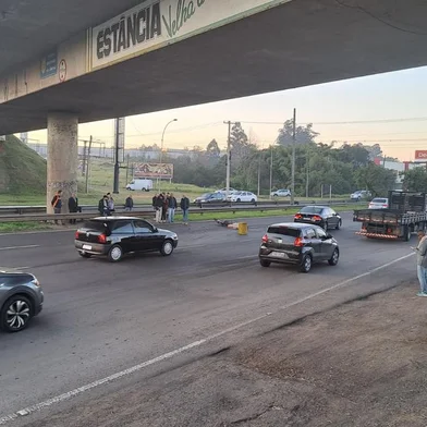 Acidentes deixam dois mortos em rodovias em Gravataí e Novo Hamburgo . Ocorrências de colisão em poste e atropelamento de ciclista afetaram RS-030 e BR-116. Foto: Leandro Rodrigues / Agencia RBS<!-- NICAID(15474978) -->