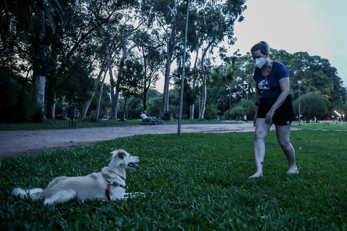Ana Maia brinca com seu pet no Parque da Redenção