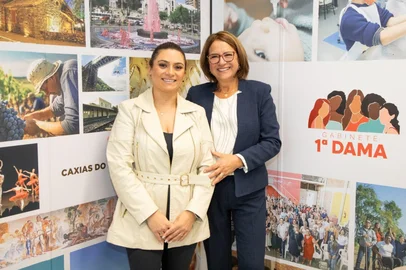 Primeira-dama inaugura gabinete em Caxias do Sul. À direita na foto, a esposa do prefeito Adiló Didomenico, Jussara Canali.<!-- NICAID(16037835) -->