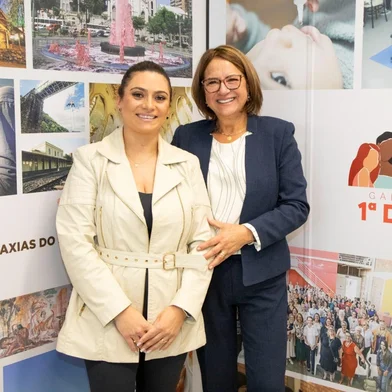 Primeira-dama inaugura gabinete em Caxias do Sul. À direita na foto, a esposa do prefeito Adiló Didomenico, Jussara Canali.<!-- NICAID(16037835) -->