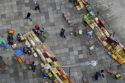PORTO ALEGRE, RS, BRASIL, 29-11-2021: Bancas de vendedores ambulantes com produtos diversos, de roupas a alimentos, ocupam o largo Glenio Peres, a Praca XV e o Terminal Parobe, na regiao central. Informalidade aumentou em consequencia do desemprego e da pandemia. (Foto: Mateus Bruxel / Agencia RBS)Indexador: Mateus Bruxel<!-- NICAID(14954504) -->
