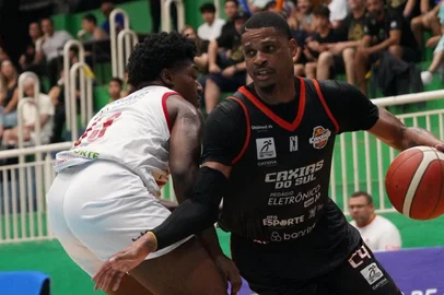 Caxias Basquete visita o Pato, no Ginásio do Sesi, no Paraná, pelo NBB.<!-- NICAID(16201572) -->