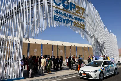 Delegates arrive at the Sharm El Sheikh International Convention Centre, in Egypt's Red Sea resort of the same name, on November 6, 2022, for the 2022 United Nations Climate Change Conference, more commonly known as COP27. - Diplomats from nearly 200 countries gathering in the Red Sea resort for the November 6-18 conference are tasked with greening the global economy and helping poor, climate-vulnerable nations who have barely contributed to the problem cope with evermore deadly storms, heatwaves, droughts and floods. (Photo by JOSEPH EID / AFP)Editoria: ENVLocal: Sharm el SheikhIndexador: JOSEPH EIDSecao: environmental politicsFonte: AFPFotógrafo: STF<!-- NICAID(15256991) -->