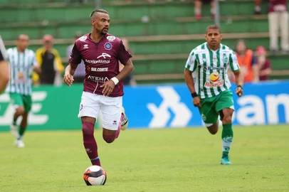 CAXIAS DO SUL, RS, BRASIL, 02/04/2017. Juventude x SER Caxias. Clássico Ca-ju 282, disputado no Estádio Alfredo Jaconi, pelas quartas de final do Campeonato Gaúcho 2017, o Gauchão 2017. Meia Wagner avança pela lateral, seguido por Taiberson, que jogou menos de um tempo. (Diogo Sallaberry/Agência RBS)<!-- NICAID(12828884) -->
