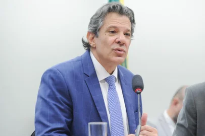 O ministro da Fazenda, Fernanda Haddad, destacou nesta quarta-feira (11), dados positivos do Produto Interno Bruto (PIB) e mercado de trabalho e mencionou a preocupação em reduzir a inflação na sua fala inicial na audiência pública conjunta das comissões de Finanças e Tributação e de Fiscalização Financeira e Controle da Câmara dos Deputados. Ele foi acompanhado ao evento do secretário-executivo da pasta, Dario Durigan.<!-- NICAID(16057142) -->
