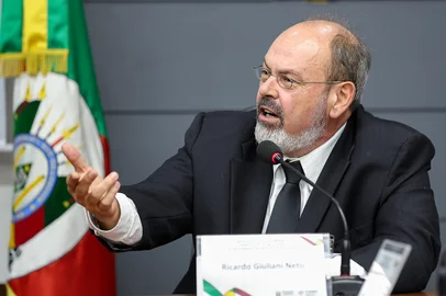 A Comissão de Serviços Públicos da Assembleia Legislativa sabatinou, nesta quinta-feira (27), o advogado Ricardo Giuliani Neto, que foi indicado pelas empresas para um dos assentos na cúpula da Agência Estadual de Regulação dos Serviços Públicos Delegados (Agergs) — órgão responsável por fiscalizar empresas de setores como energia elétrica e saneamento.<!-- NICAID(16004943) -->