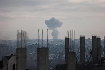 EDITORS NOTE: Graphic content / A plume of smoke billows following an Israeli strike in Gaza City on October 29, 2025. Gaza's civil defence agency said on October 29 that overnight air strikes killed at least 50 people in the Palestinian territory, as the Israeli military hit a string of targets after an attack that left a soldier dead. Israel began carrying out air strikes on October 28 after accusing Hamas of attacking Israeli troops in Gaza and violating the truce. (Photo by Omar AL-QATTAA / AFP)<!-- NICAID(16156277) -->
