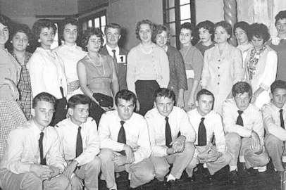 Ary Pastori / divulgação Fundado em 19 de fevereiro de 1941, o Aeroclube de Caxias do Sul imediatamente consolidou-se como uma conceituada escola de aviação e formação de pilotos. E visitar a sede para conferir as manobras aéreas dos futuros pilotos também virou opção de entretenimento.Em 12 de maio de 1959, alunos e pilotos receberam a visita de um grupo de moças da sociedade caxiense, conforme divulgado pelo colunista Christiano Carpes Antunes, o Christian - outro fã do lugar. Acima, a foto publicada por Christian na coluna “Sociedade”, do Pioneiro, em maio de 1959. Vemos Marlova Ferreira, Vera Longhi, Esther Portolan, Nara Ferreira, Beatriz Longhi, Dalva Valmorbida, Atriz Canal, Dóris Paternoster, Maria Helena Triches, Tania Geremia, Lidia Lain, Norli Paim e Carmem Tomasi. Durante aquela visita, Imério Minuscoli, vice-presidente da escola, ofereceu um coquetel às jovens e levou-as para conhecer a pista, o hangar, a oficina de manutenção e os aviões. <!-- NICAID(16384081) -->