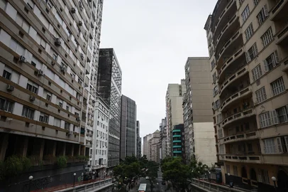PORTO ALEGRE, RS, BRASIL, 07-08-2025: Fotos de prédios em Porto Alegre para matéria sobre o Plano Diretor da cidade. Proposta que será enviada à Câmara Municipal visa permitir construções de até 90 metros em alguns locais e de até 130 metros em outros pontos centrais da Capital. Foto: André Ávila/Agência RBSIndexador: Andre Avila<!-- NICAID(16096981) -->