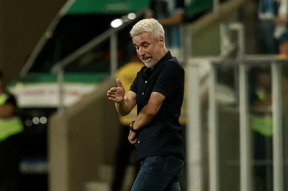 Porto Alegre, RS, Brasil, 26/04/2026:Grêmio vs Coritiba, válido pelo Campeonato Brasileiro Série A. Na foto, o técnico do Grêmio, Luís Castro. Foto: Duda Fortes/Agência RBS<!-- NICAID(16273270) -->