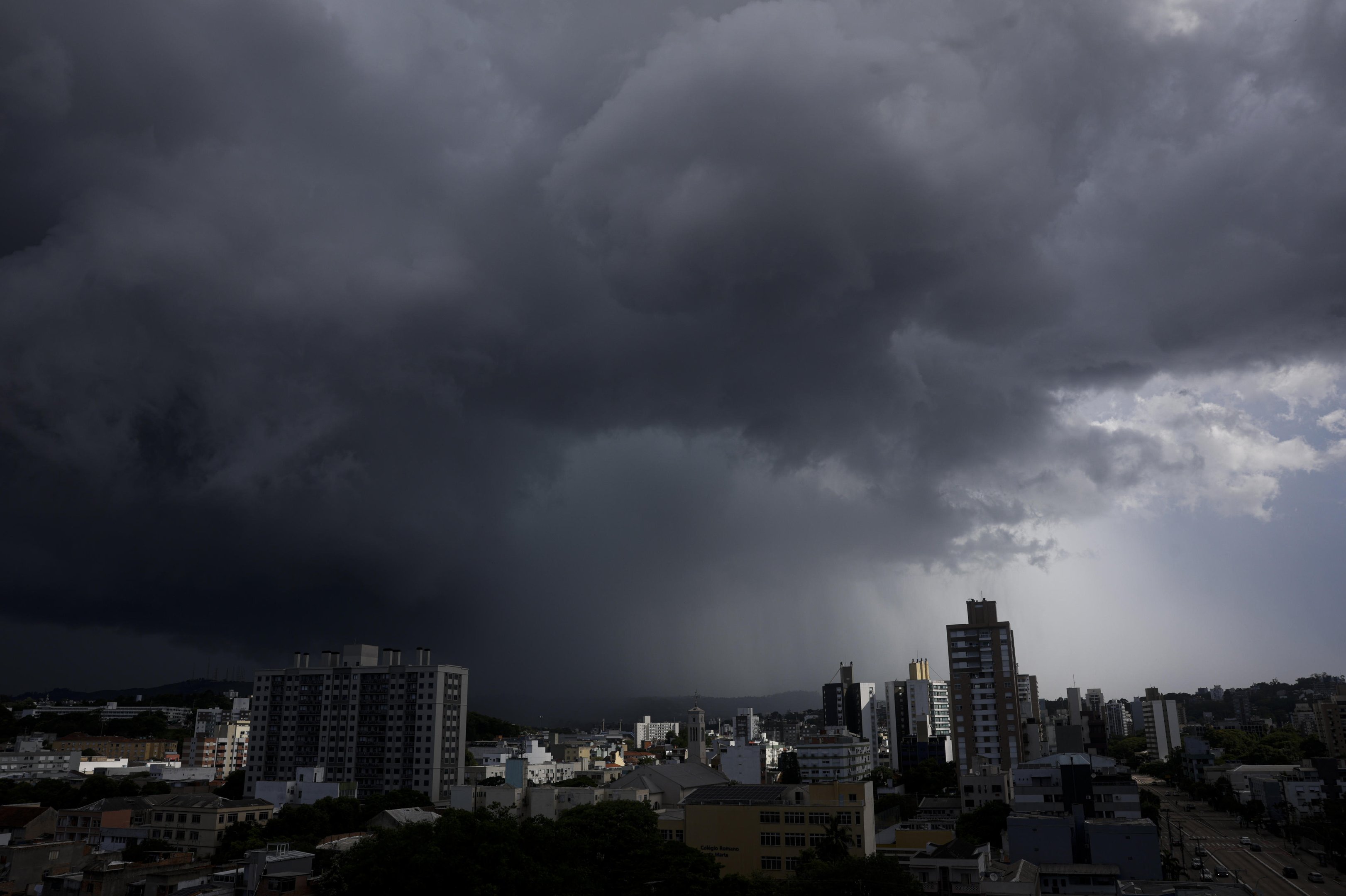 Frente fria causa virada no tempo e traz risco de chuva forte ao RS nesta quarta-feira