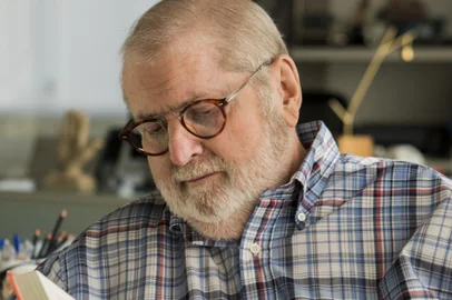 Jô Soares lança a autobiografia O Livro de Jô (Companhia das Letras).<!-- NICAID(13292527) -->
