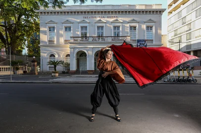 Porto Alegre, RS, Brasil, 04/03/2025 - ESPECIAL - Aniversário de 253 anos de Porto Alegre. Na imagem, personagem Emily Borghetti, no Theatro São Pedro. - Foto: Jefferson Botega/Agência RBSIndexador: jeff botega<!-- NICAID(16001924) -->