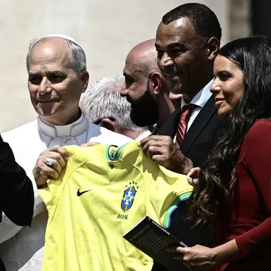 Former Brazilian footballer Cafu (2R) and Pope Leo XIV (L) poses for a photo holding a Brazil national football team jersey during the weekly general audience in St Peter's Square at the Vatican on June 11, 2025. (Photo by Filippo MONTEFORTE / AFP)<!-- NICAID(16057417) -->