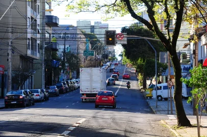 CAXIAS DO SUL, RS, BRASIL, 10/07/2020. Construção de novos corredores de ônibus causarão restrições de trânsito no centro de Caxias. Obras começam nos próximos dias no cruzamento da Marechal Floriano com a Rua Sarmento Leite. (Porthus Junior/Agência RBS)<!-- NICAID(14542861) -->