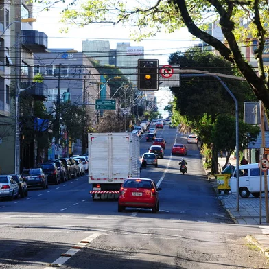 CAXIAS DO SUL, RS, BRASIL, 10/07/2020. Construção de novos corredores de ônibus causarão restrições de trânsito no centro de Caxias. Obras começam nos próximos dias no cruzamento da Marechal Floriano com a Rua Sarmento Leite. (Porthus Junior/Agência RBS)<!-- NICAID(14542861) -->