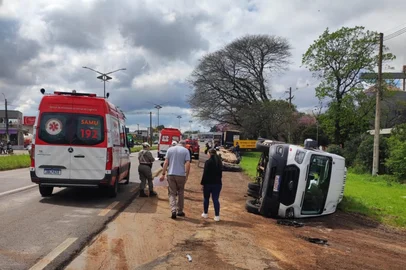 Acidente entre carro e van escolar deixa mulher e criança feridas na RS-153<!-- NICAID(16125435) -->