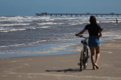 12/12/2023 - TRAMANDAÍ, RS, BRASIL - Situação do mar para o verão de 2024, Previsão é de que o mar do RS esteja mais escuro (chocolatão) nesta temporada de verão 23/24 devido às fortes chuvas que atingiram o estado.<!-- NICAID(15624254) -->