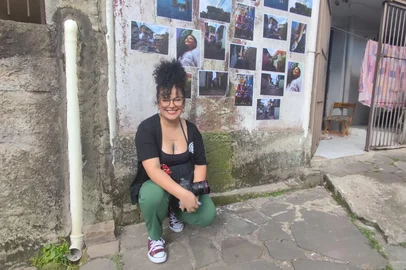 Atividade gratuita será realizada de quinta-feira a sábado e está com inscrições abertas aos interessadosDe quinta (12) a sábado (14), o projeto “Ângulo de Visão” realiza oficina de fotografia direcionada a jovens e adultos junto à Escola Pérola Negra, no bairro Mariani. A atividade é gratuita e faz parte de ações que vêm acontecendo em territórios periféricos de Caxias do Sul. A iniciativa é coordenada pela fotógrafa Tatieli Sperry e prevê também a realização de exposição coletiva dos participantes do projeto. Na quinta e sexta-feira a oficina é das 18h às 22h. No sábado, o horário é das 14h às 18h.<!-- NICAID(16241472) -->