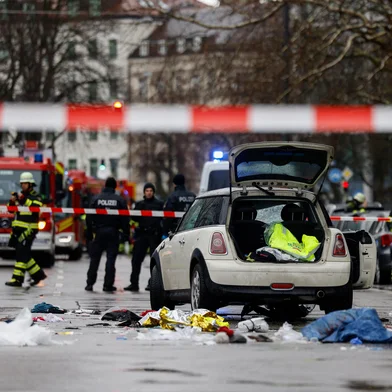 Car drives into crowd in Munich, several injured: German policeMembers of the emergengy services work at the scene where a car drove into a crowd in the southern German city of Munich on February 13, 2025 leaving several people injured, police said. Munich police said on social media platform X that "several people were injured" after "a car drove into a group of people" in the centre of the Bavarian state capital. (Photo by Michaela STACHE / AFP)Editoria: CLJLocal: MunichIndexador: MICHAELA STACHESecao: policeFonte: AFPFotógrafo: STR<!-- NICAID(15975391) -->
