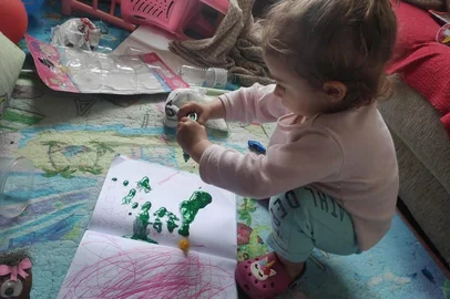 Martina, filha do Denilton Martins e da jornalista Vania Speiorin, atual presidente da ARI Serra Gaúcha, vai expor suas obras no Espaço Cultural Mário Crosa, na Câmara de Vereadores de Caxias<!-- NICAID(15280999) -->