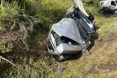 Morre no hospital homem que sofreu acidente na BR-470, em Carlos Barbosa. Ele dirigia um Ford Maverick, que colidiu com um Honda Civic e saiu da pista no km 234 da rodovia. Outras três pessoas ficaram feridas.<!-- NICAID(16297130) -->