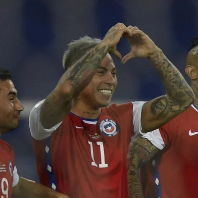 Chile's Eduardo Vargas (C) celebrates after scoring a goal against Argentina after teammate Arturo Vidal (R) missed a penalty during their Conmebol Copa America 2021 football tournament group phase match at the Nilton Santos Stadium in Rio de Janeiro, Brazil, on June 14, 2021. (Photo by MAURO PIMENTEL / AFP)Editoria: SPOLocal: Rio de JaneiroIndexador: MAURO PIMENTELSecao: soccerFonte: AFPFotógrafo: STF<!-- NICAID(14813667) -->