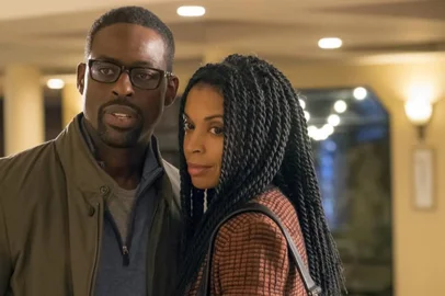 As personagens Randall (Sterling K. Brown) e Beth (Susan Kelechi Watson) em cena da série This is Us.<!-- NICAID(15085471) -->