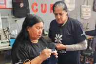 Mulheres da CUFA de Pasos Fundo criaram necessaire feita de persianas, projeto que já retirou meia tonelada de resíduos do meio-ambiente.<!-- NICAID(16100836) -->