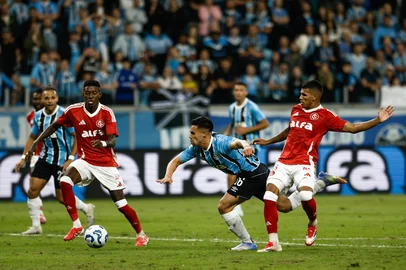 PORTO ALEGRE, RS, BRASIL - 19/04/2025 - Gre-Nal 447: Grêmio e Inter se encontram em campo, novamente, pela Série A do Campeonato Brasileiro. FOTO: RENAN MATTOS / AGÊNCIA RBSIndexador: Andre Avila<!-- NICAID(16020500) -->
