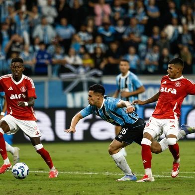 PORTO ALEGRE, RS, BRASIL - 19/04/2025 - Gre-Nal 447: Grêmio e Inter se encontram em campo, novamente, pela Série A do Campeonato Brasileiro. FOTO: RENAN MATTOS / AGÊNCIA RBSIndexador: Andre Avila<!-- NICAID(16020500) -->