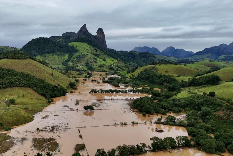 This handout picture released by the Espírito Santo State Government shows an aerial view of the flooding in Mimoso do Sul, Espírito Santo State, caused by heavy rains that hit the southeastern region of Brazil on March 24, 2024. Rescuers in boats and aircraft raced against the clock Sunday to help isolated people in Brazil's mountainous southeast after storms and heavy rains killed at least 20 people. With more rain predicted Sunday, the deluge pounded the states of Rio de Janeiro and Espirito Santo, where authorities described a chaotic situation due to flooding. (Photo by Wender / ESPIRITO SANTO STATE GOVERNMENT / AFP) / RESTRICTED TO EDITORIAL USE - MANDATORY CREDIT "AFP PHOTO / ESPIRITO SANTO STATE GOVERNMENT / WENDER " - NO MARKETING - NO ADVERTISING CAMPAIGNS - DISTRIBUTED AS A SERVICE TO CLIENTS<!-- NICAID(15716782) -->