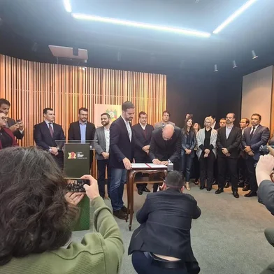 Contrato de venda da Corsan é assinado no Palácio Piratini<!-- NICAID(15477219) -->