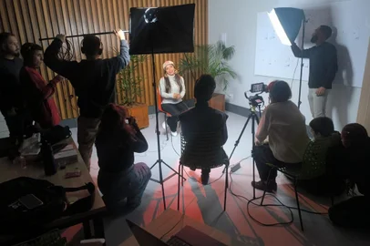 O projeto LabMais, do Sesc Caxias do Sul, está com inscrições abertas para novas turmas de seus cursos gratuitos de capacitação em audiovisual. Os encontros devem iniciar no mês de outubro. Nas segundas à noite, das 18h45min às 21h45min, será trabalhado o módulo de Edição de Vídeo – Davinci Resolve. Já nas terças à noite, das 18h45min às 21h45min, o módulo de Áudio para Podcast. O curso é voltado para jovens de 15 a 29 anos com renda bruta familiar mensal de até três salários-mínimos nacionais. Os encontros iniciam no dia 10 de outubro, segunda-feira, para a turma de Edição e no dia 11 de outubro para a turma de Podcast, terça-feira. Ambas encerram no dia 29 de novembro com uma confraternização e mostra dos trabalhos que serão produzidos em aula. <!-- NICAID(15535903) -->