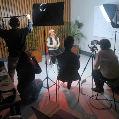 O projeto LabMais, do Sesc Caxias do Sul, está com inscrições abertas para novas turmas de seus cursos gratuitos de capacitação em audiovisual. Os encontros devem iniciar no mês de outubro. Nas segundas à noite, das 18h45min às 21h45min, será trabalhado o módulo de Edição de Vídeo – Davinci Resolve. Já nas terças à noite, das 18h45min às 21h45min, o módulo de Áudio para Podcast. O curso é voltado para jovens de 15 a 29 anos com renda bruta familiar mensal de até três salários-mínimos nacionais. Os encontros iniciam no dia 10 de outubro, segunda-feira, para a turma de Edição e no dia 11 de outubro para a turma de Podcast, terça-feira. Ambas encerram no dia 29 de novembro com uma confraternização e mostra dos trabalhos que serão produzidos em aula. <!-- NICAID(15535903) -->
