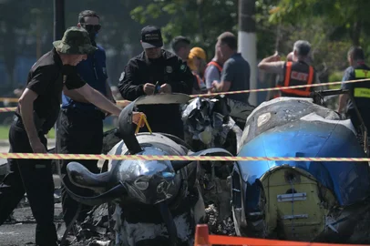 Police investigadors work at the site of a plane accident in Sao Paulo, Brazil, on February 7, 2025. A plane plunged into a major avenue in the Brazilian city of Sao Paulo on Friday and exploded after hitting a bus, leaving two people dead and six injured, officials said. (Photo by NELSON ALMEIDA / AFP)Editoria: DISLocal: Sao PauloIndexador: NELSON ALMEIDASecao: transport accidentFonte: AFPFotógrafo: STF<!-- NICAID(15971161) -->