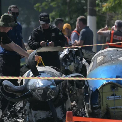 Police investigadors work at the site of a plane accident in Sao Paulo, Brazil, on February 7, 2025. A plane plunged into a major avenue in the Brazilian city of Sao Paulo on Friday and exploded after hitting a bus, leaving two people dead and six injured, officials said. (Photo by NELSON ALMEIDA / AFP)Editoria: DISLocal: Sao PauloIndexador: NELSON ALMEIDASecao: transport accidentFonte: AFPFotógrafo: STF<!-- NICAID(15971161) -->