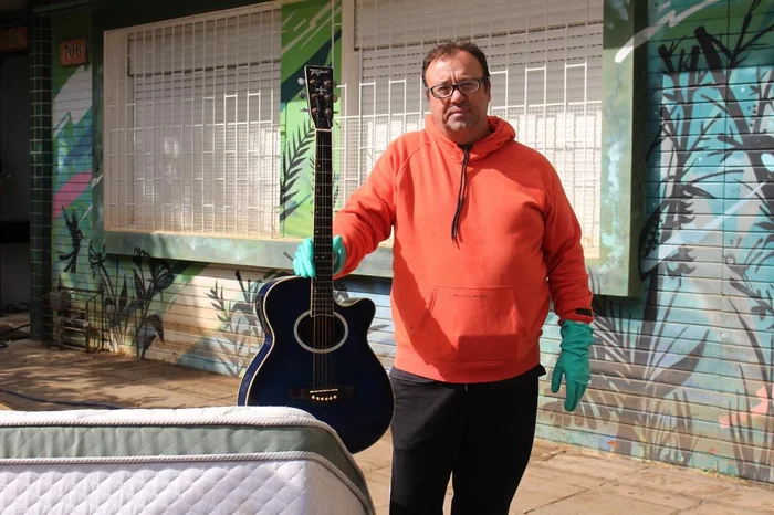 Alexandre descartou o violão, uma das "vítimas" da enchente.