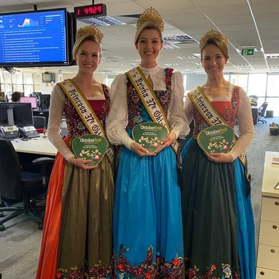 *A PEDIDO DE ROCHANE CARVALHO* Comitiva da 37ª Oktoberfest de Santa Cruz do Sul visita a redação integrada de GZH - Foto: Elisandra Borba/Agência RBS<!-- NICAID(15226169) -->