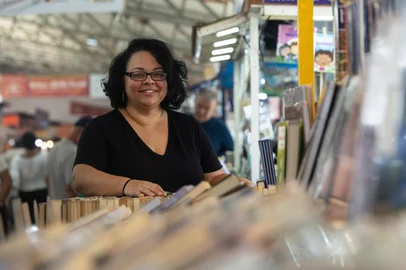 PORTO ALEGRE, RS, BRASIL, 12.11.2025: Fotos para matéria de Donna, sobre livreiras que movimentam o setor literário. Na foto: Michele Teixeira - Banca Érico Veríssimo (Foto: André Ávila/Agência RBS)Indexador: Andre Avila<!-- NICAID(16165773) -->