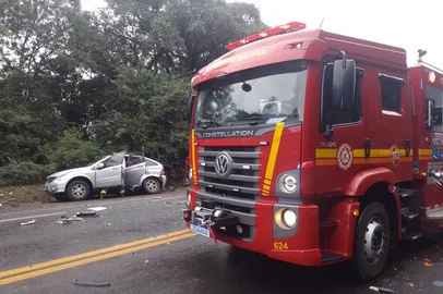 Acidente grave no Km 219 da BR-470, em Bento Gonçalves.Vítima de 48 anos foi socorrida em emergência pelos bombeiros. Acidente envolvendo um carro e um caminhão. <!-- NICAID(16041888) -->